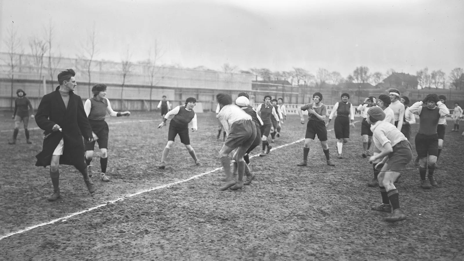 Match de rugby féminin disputé sur un terrain boueux à Paris en 1922, photographie d'agence